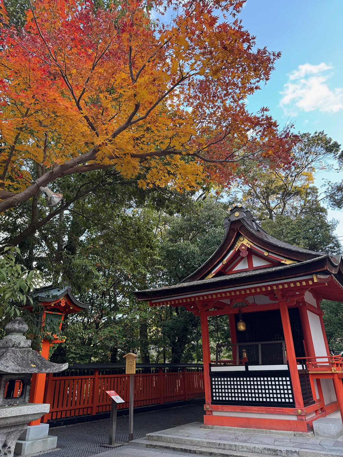 赤く紅葉したもみじと白狐社