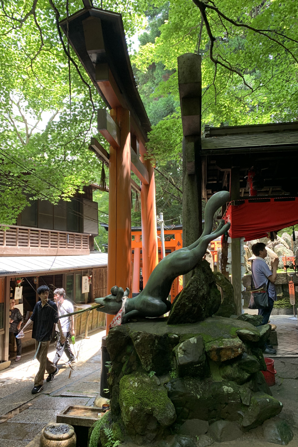 ろうそくのたくさん灯る眼力社本殿